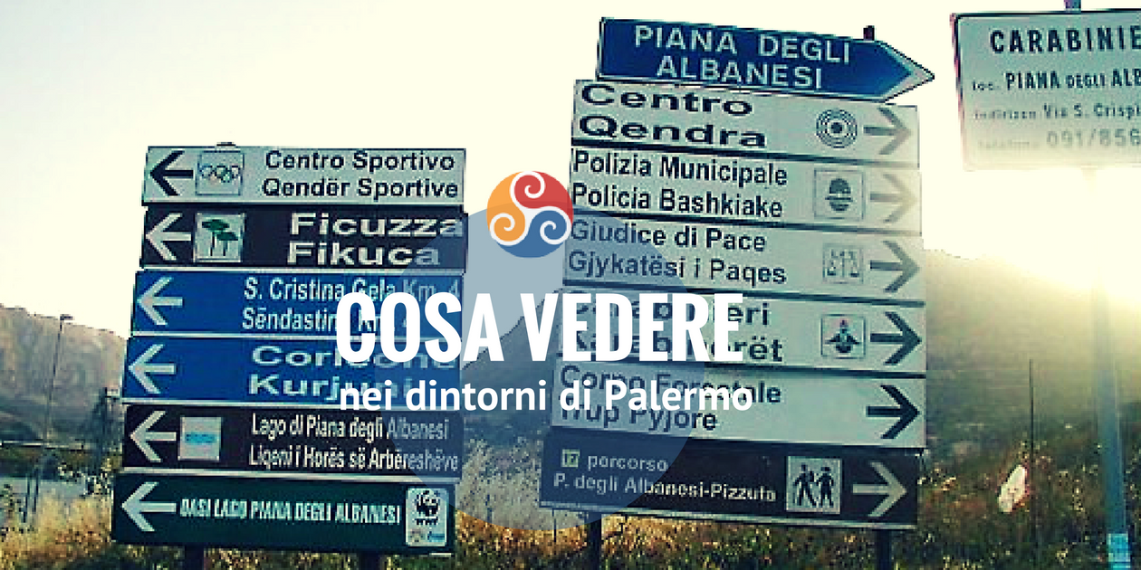 Questa immagine mostra cartelli stradali che indicano cosa visitare nella zona di Palermo.