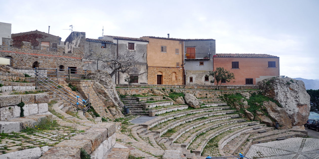 L'immagine mostra l'Anfiteatro Pietrarosa di Pollina