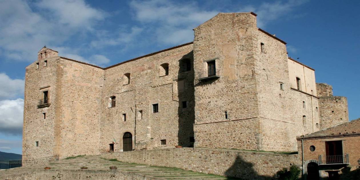 L'immagine mostra il Castello dei Ventimiglia a Castelbuono