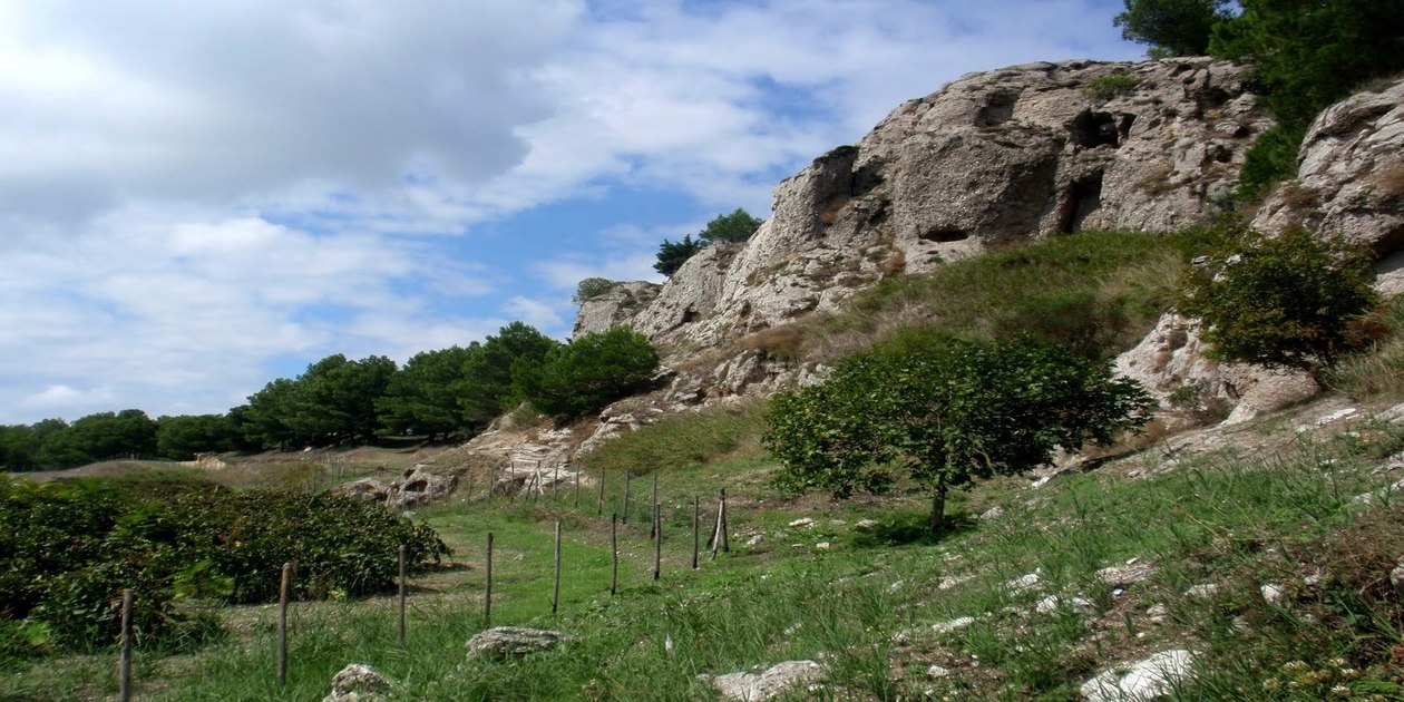 L'immagine mostra una veduta della Riserva Naturale della Grotta di Santa Ninfa