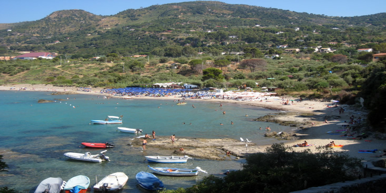 L'immagine mostra una veduta della spiaggia di Mazzaforno