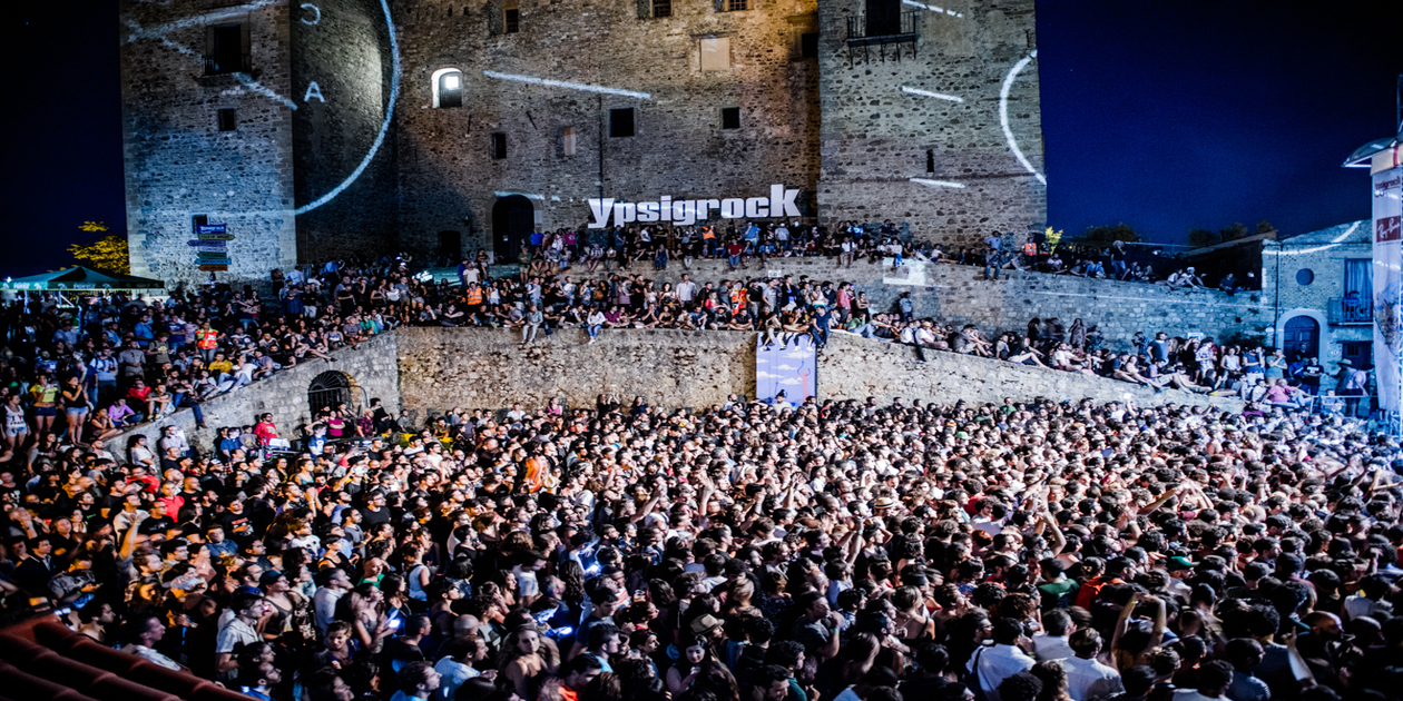 L'immagine mostra la folla dei presenti all'Ypsigrock Festival di Castelbuono