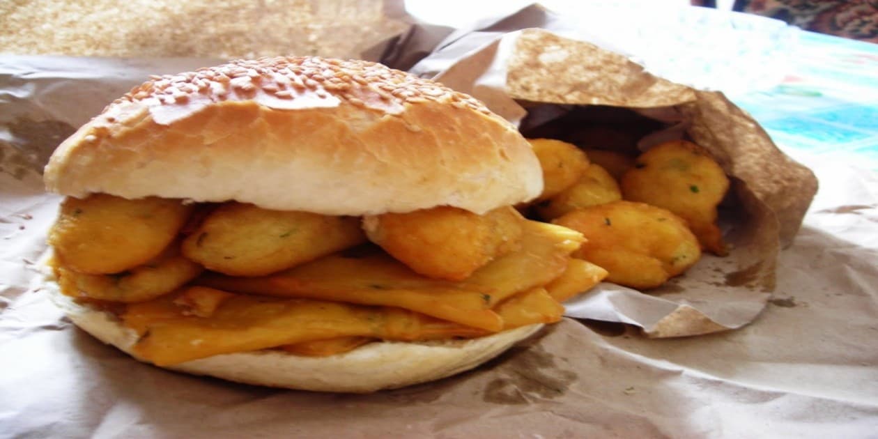 L'immagine mostra un tipico panino con le crocchè palermitano