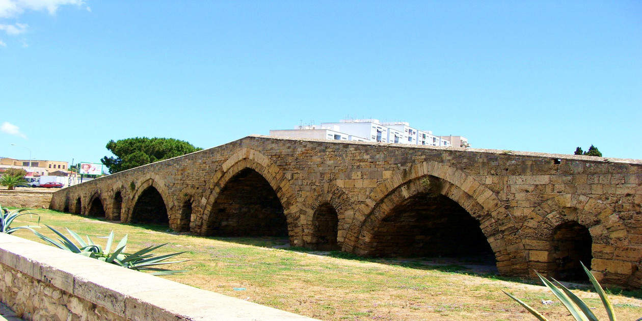L'immagine mostra il Ponte dell'Ammiraglio di Palermo