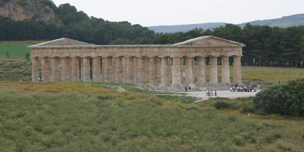 L'immagine mostra una foto del Tempio Grande di Segesta