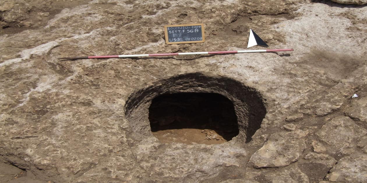 L'immagine mostra una tipica tomba a pozzetto di Roccazzo