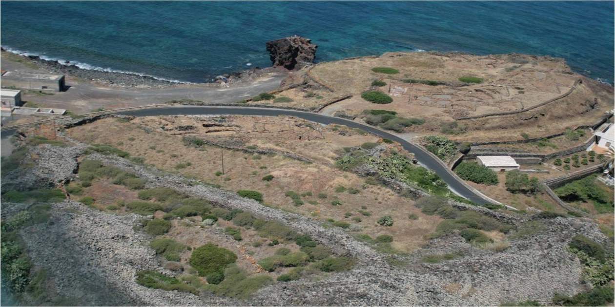 L'immagine mostra una vista aerea del Villaggio di Mursia a Pantelleria